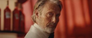 Mads Mikkelsen faz negroni em filme da Campari