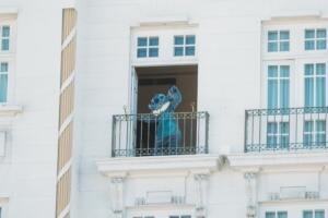 Personagem Stitch na varanda do hotel Copacabana, no Rio de Janeiro