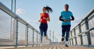 Apaixonadas por corrida, fundadoras viram no esporte uma oportunidade para se inserir no segmento de beleza (Crédito: Drazen Zigic / shutterstock)