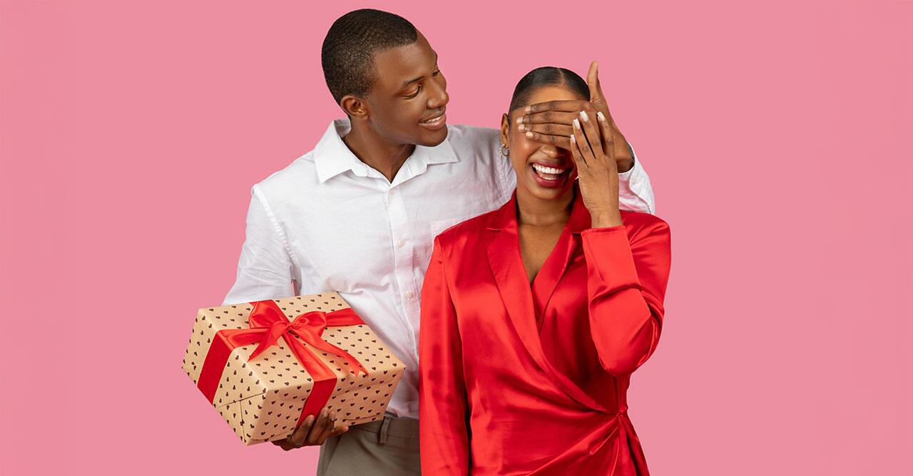 78% dos casais mantêm o hábito de presentear no Dia dos Namorados (Crédito: prostock-studio / shutterstock)