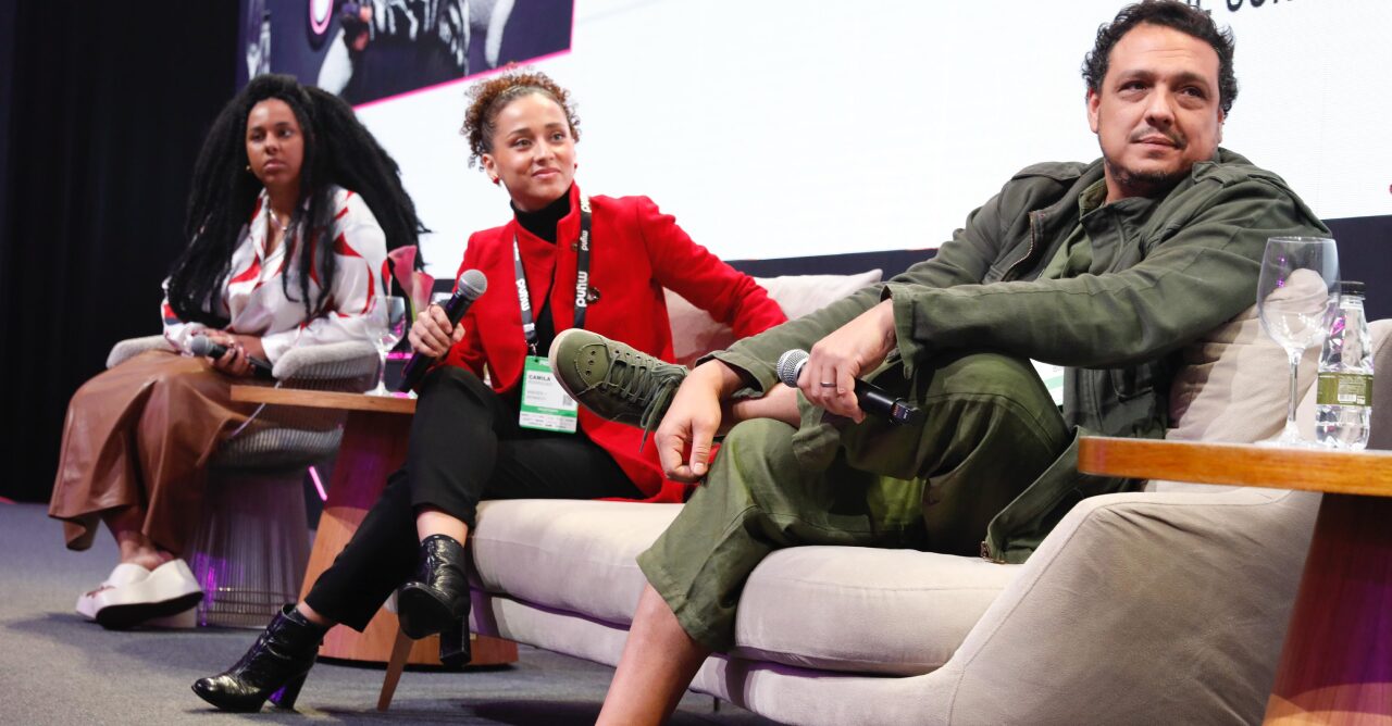 Bia Lopes Maria, da Jotacom; Camila Rodrigues, da W+K; e Rodrigo Almeida, CCO da Artplan falaram sobre criatividade no palco do ProXXIma 2025