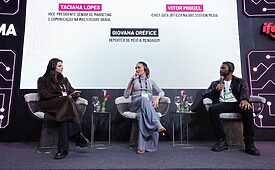 Giovana Oréfice, repórter de Meio & Mensagem, Taciana Lopes, CMO da Mastercard e Vitor Miguel, partner and performance & AI leader na One Station Media