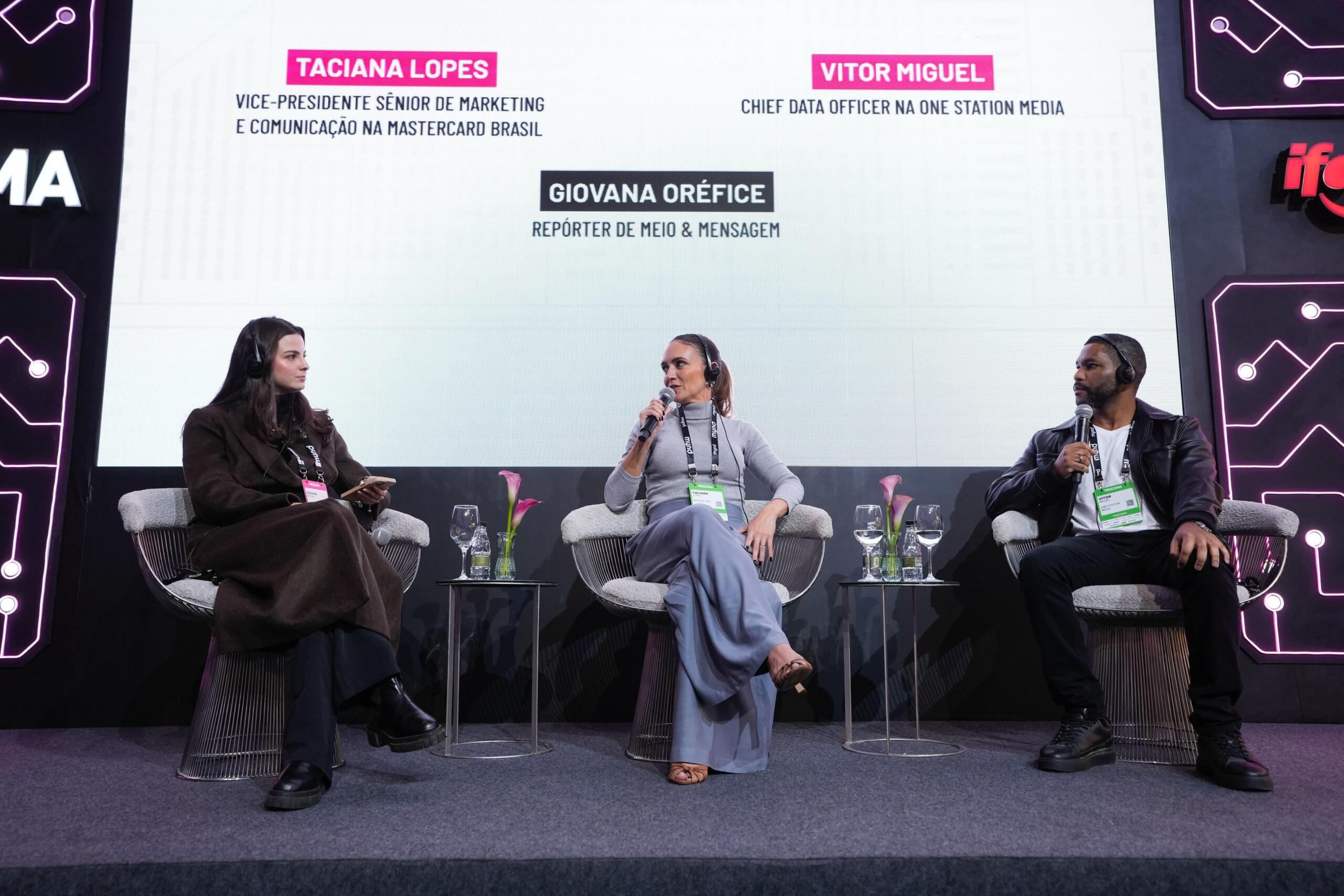 Giovana Oréfice, repórter de Meio & Mensagem, Taciana Lopes, CMO da Mastercard e Vitor Miguel, partner and performance & AI leader na One Station Media