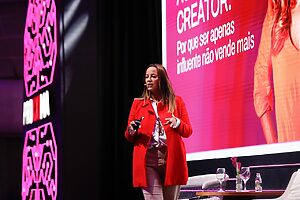 Camila Farani, empresária e empreendedora, no palco ProXXima