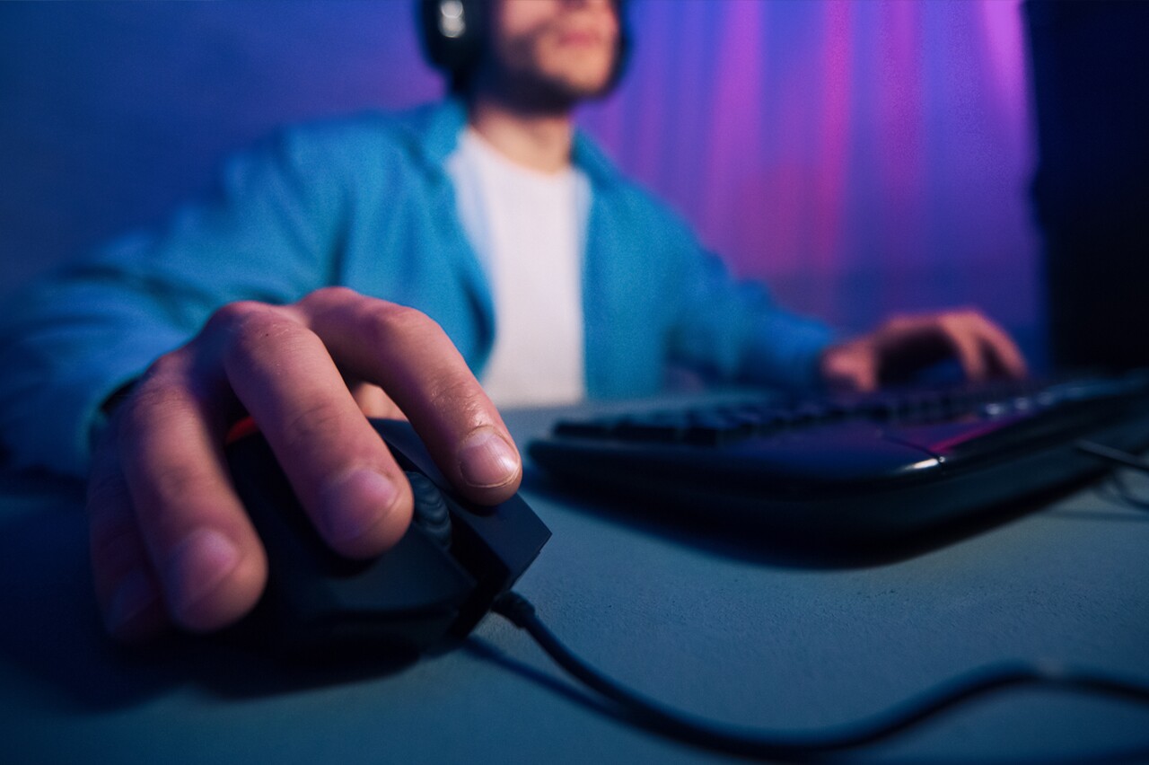 YouTube é uma das plataformas favoritas dos gamers (Crédito: Prostock studio / shutterstock)
