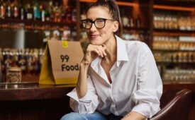 Paola Carosella é a estrela da campanha de lançamento da 99Food