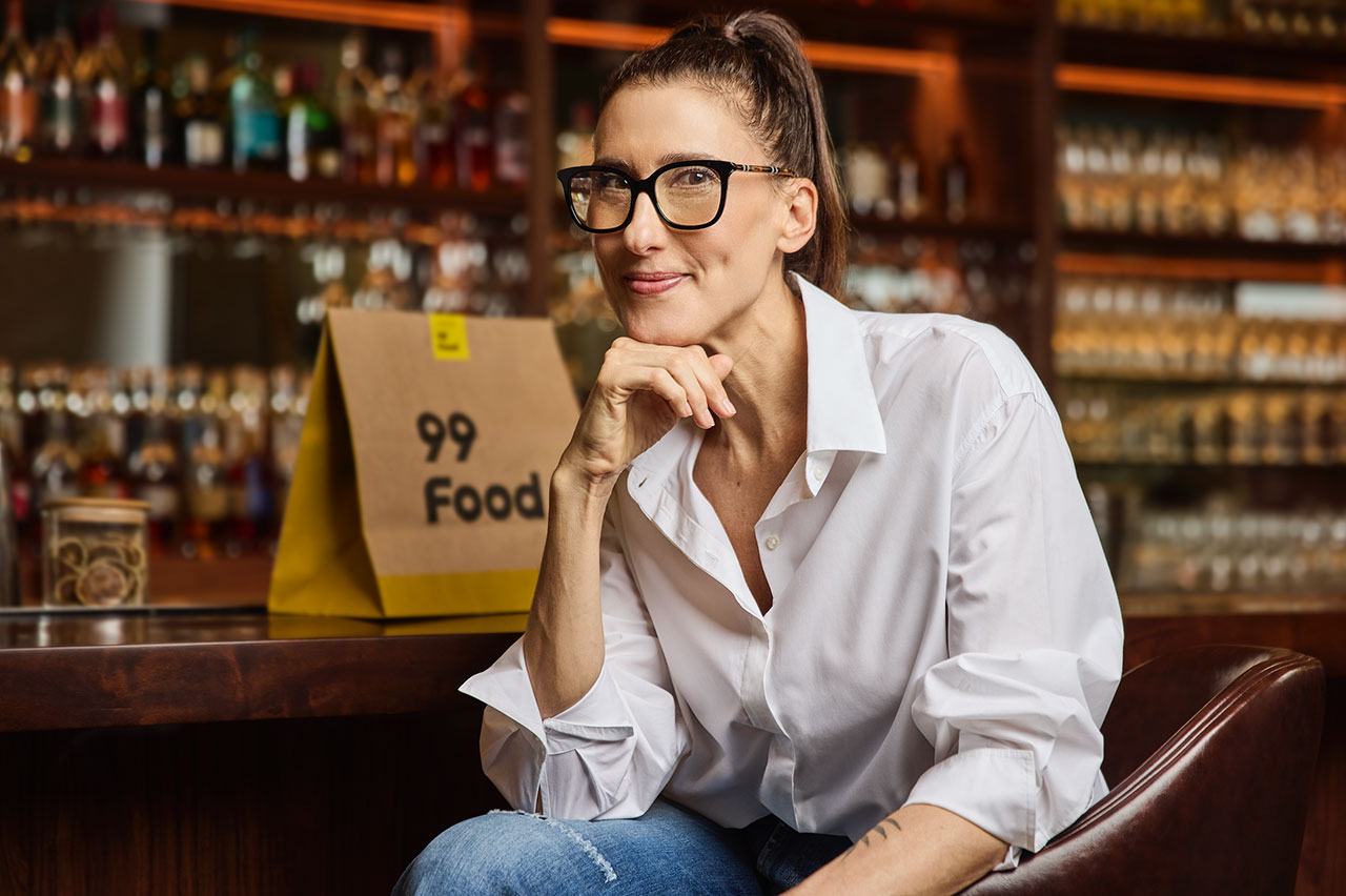 Paola Carosella é a estrela da campanha de lançamento da 99Food