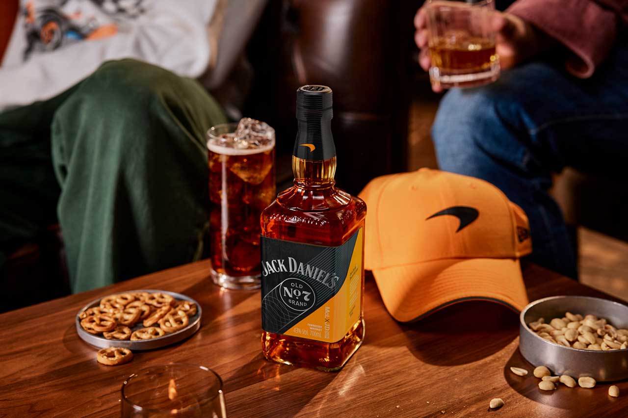 Jack Daniel’s e McLaren celebram parceria com embalagem que faz referência às histórias das marcas (Crédito: Divulgação)