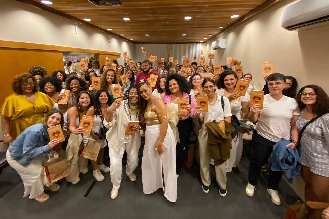 Lançamento de “Ninguém Pode Parar uma Mulher Ventania”, de Rayana Leão, em uma unidade da Livraria da Vila
