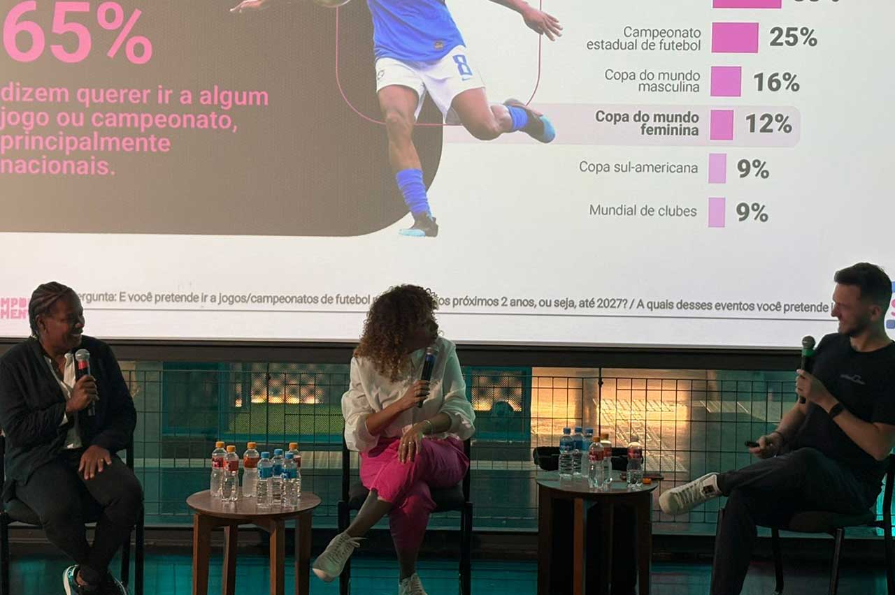 Formiga e Karine Alves estiveram ao lado de Felipe Schepers na apresentação dos dados do estudo sobre gastos pessoais com futebol (Crédito: Valeria Contado)