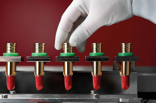 Durante a Segunda Guerra, o batom vermelho simbolizou coragem e resistência. Lancôme integra o portfólio de luxo da L’Oréal com clássicos tons vibrantes