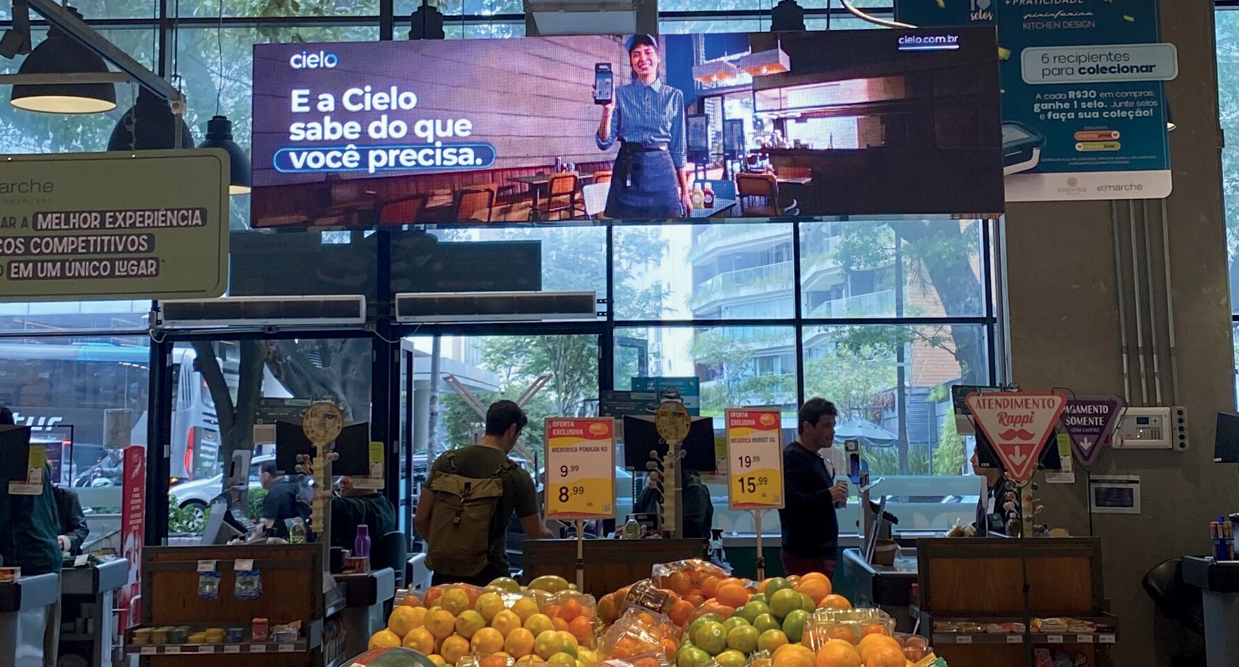 De acordo com o TGI Kantar Ibope, 61% daspessoas são impactadas por mídia OOH em supermercados. Na classe AB, essa porcentagem é de 67%