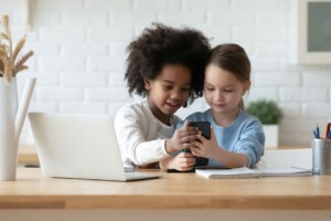 Kids Corp entende que é preciso ajustar a forma como se conduz a criação de publicidade e conteúdo para o público infanto-juvenil (Crédito: fizkes-shutterstock)