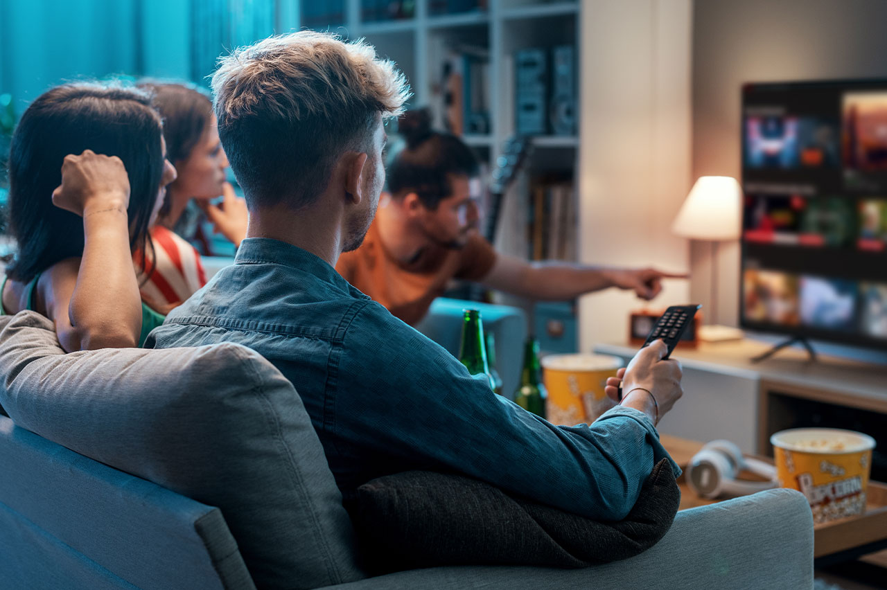 Mesmo com o streaming em alta, TV tradicional mantém força entre latinos