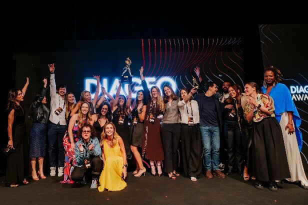Times de marketing e das agências AlmapBBDO e Lema celebram a conquista do Grand Prix do Diageo Awards com a campanha “Forte são elas”, criada para Johnnie Walker
