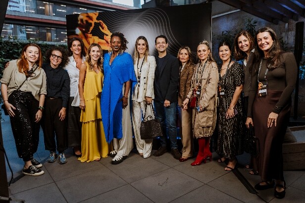 Paula Lindenberg, CEO da Diageo Brasil, Guilherme Martins, CMO da Diageo Brasil, e Lindsay Stefani, head of consumer connections da Diageo Brasil, juntos com parte do time de jurados do Diageo Awards