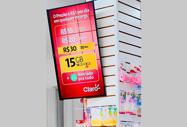 Comunicação em ponto de venda de Heliópolis (São Paulo), parte da rede de mídia instalada pelo Nós dentro das maiores favelas do Brasil
