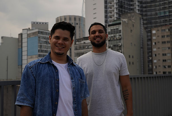 Allan Guedes e Gabriel Moraes, coCEOs da Machina, conduziram a estratégia que diversificou canais e elevou os resultados da OMeuChip
