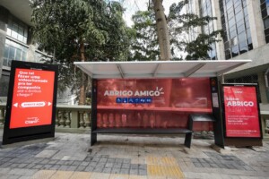 Claro é a nova parceria da Eletromidia no Abrigo Amigo