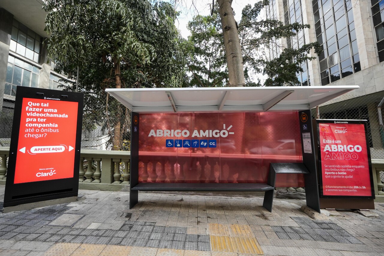 Claro é a nova parceria da Eletromidia no Abrigo Amigo
