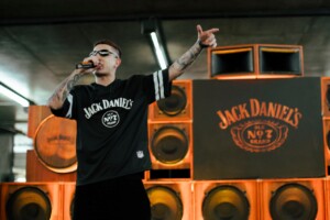 MC Hariel faz show em ativação da Jack Daniel’s para a NFL