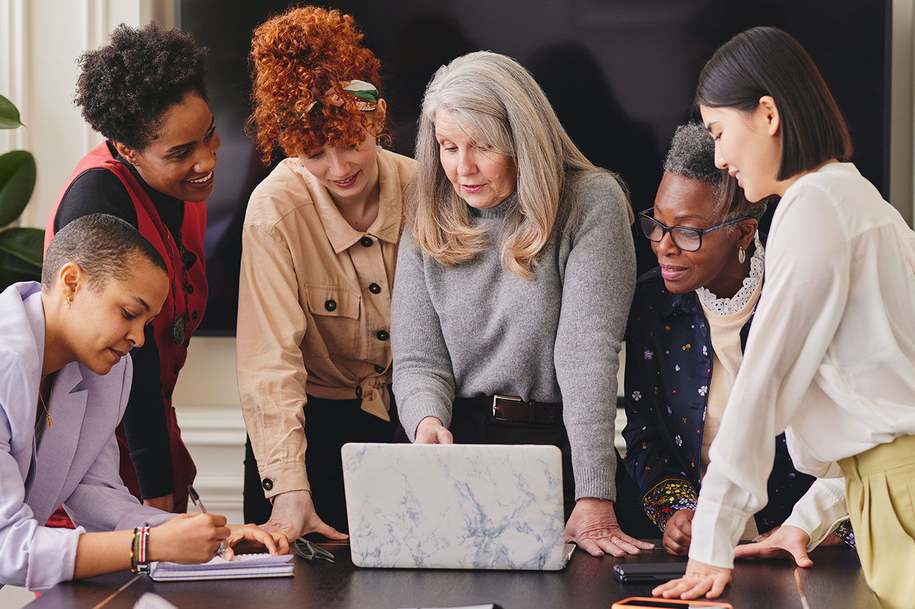 Pague Menos quer alcançar 50% de mulheres na alta gestão ainda em 2025 (Crédito: Southworks/Shutterstock)