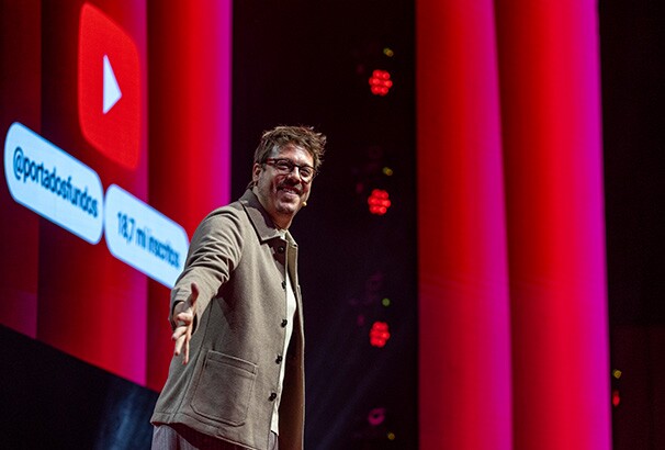 Fabio Porchat, abrindo o evento Brandcast e celebrando os 20 anos de YouTube