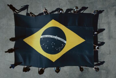 Droga5 transforma bandeira do Brasil em alerta ambiental