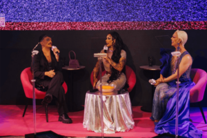 Marcus Cogo, da VamoZ; Grag Queen, apresentadora do DragRace Brasil; e Íkaro Kadoshi na coletiva da RuPaul's DragCon Brasil (Crédito: Breno da Matta)