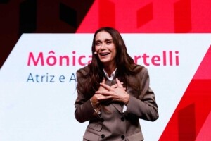 Mônica Martelli fala de carreira e sucesso no palco do Maximidia (Crédito: Eduardo Lopes / Máquina da Foto)