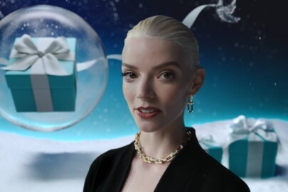 Anya Taylor-Joy estrela campanha de natal da Tiffany & Co.