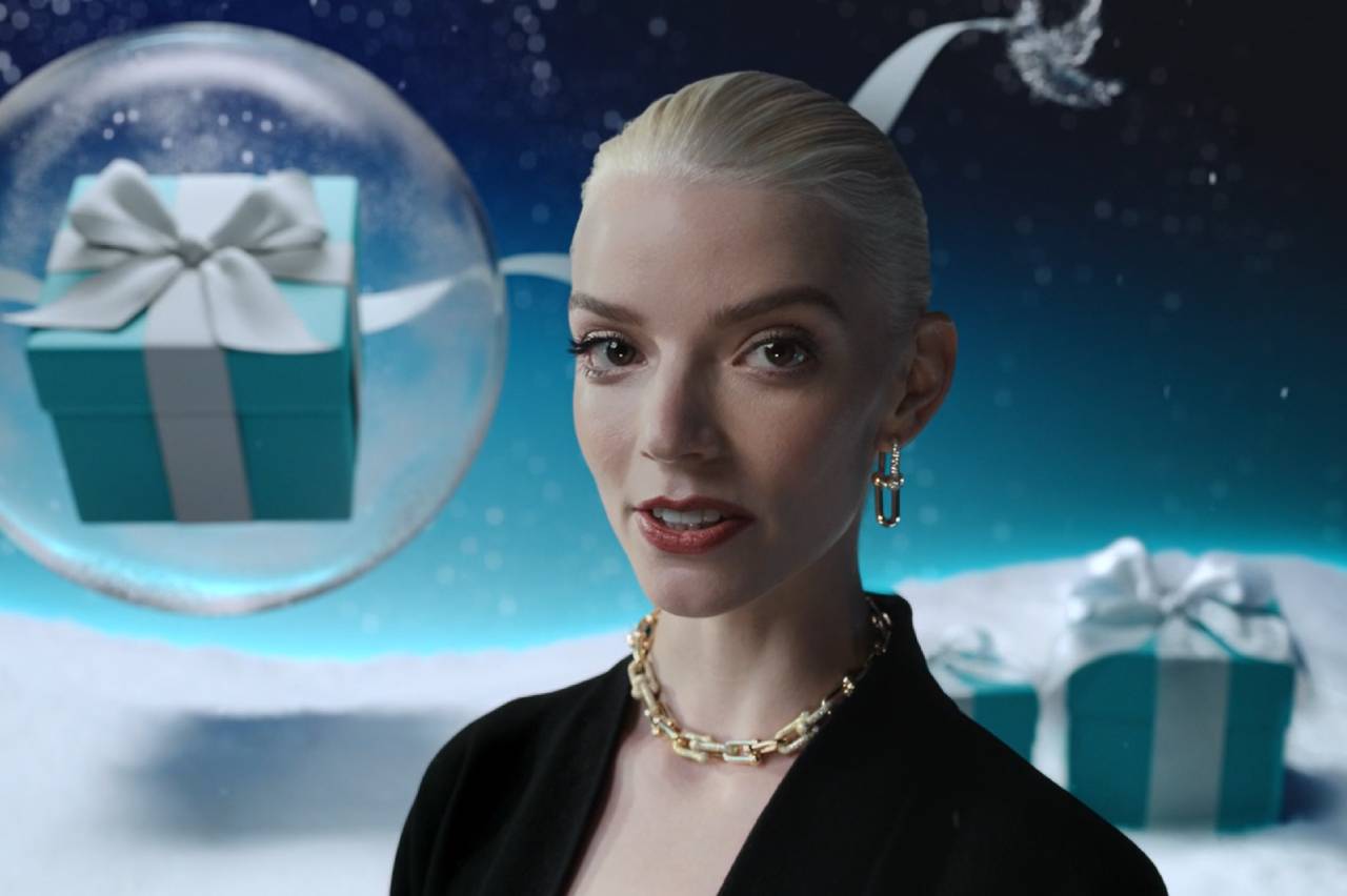 Anya Taylor-Joy estrela campanha de natal da Tiffany & Co.