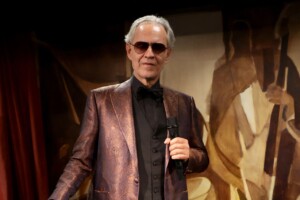 Andrea Bocelli, regido pelo maestro Carlo Bernini, encerrará o evento (Crédito: Dimitrios Kambouris/Getty Images for Mercury Studios)