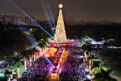 Caravanas e árvores gigantes marcam o Natal da Coca Cola