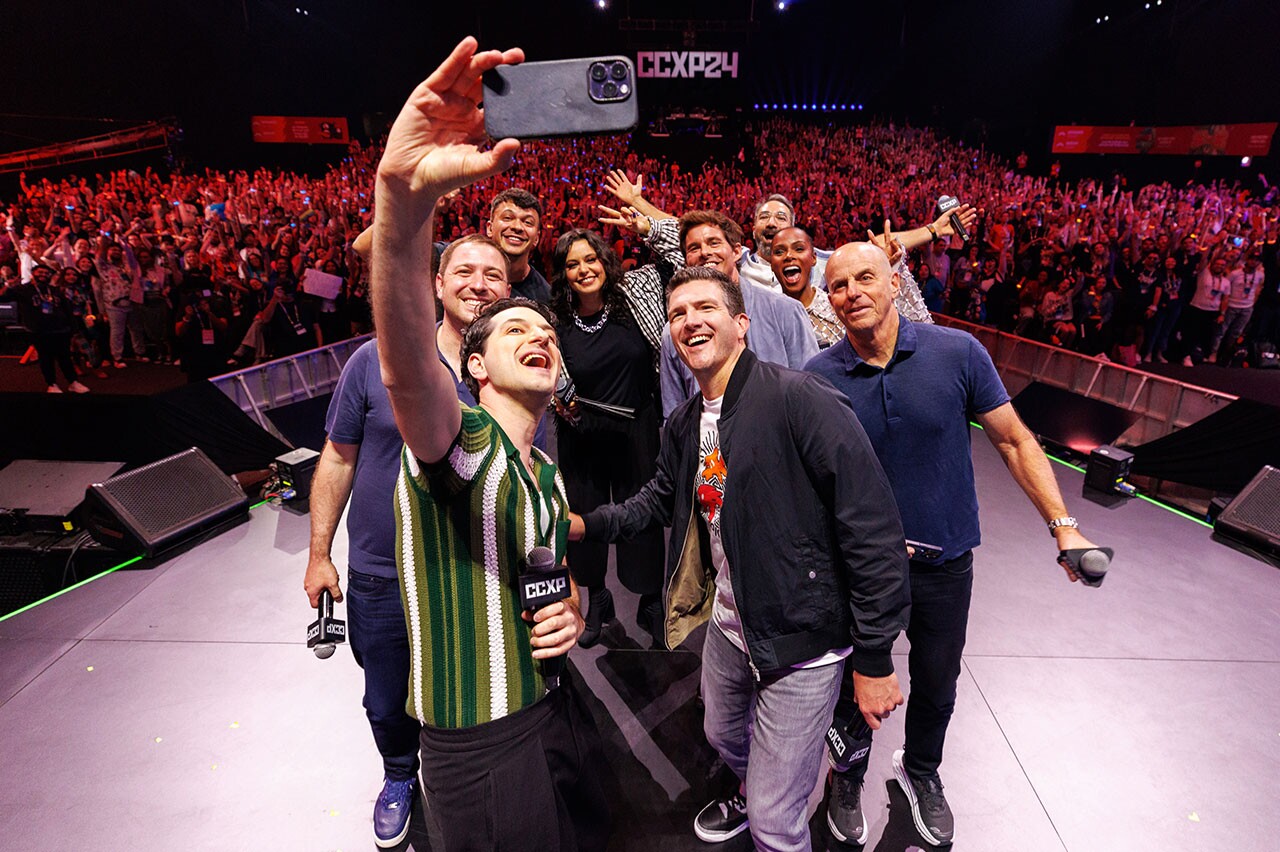 Ben Schwartz, Julio Cocielo, Tika Sumpter, James Marsden, Jeff Fowler, Neal Moritz, Toby Ascher, Yas Yassine e Marcelo Forlani durante o painel do filme Sonic 3 na CCXP24 (Crédito: Mauricio Santana/Getty Images for Paramount Picturepainels)