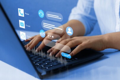 Como veículos estão testando anúncios em seus chatbots de IA