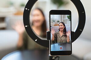 Marketing de influência deve ganhar força na estratégia das marcas (Crédito: Pormezz-shutter)