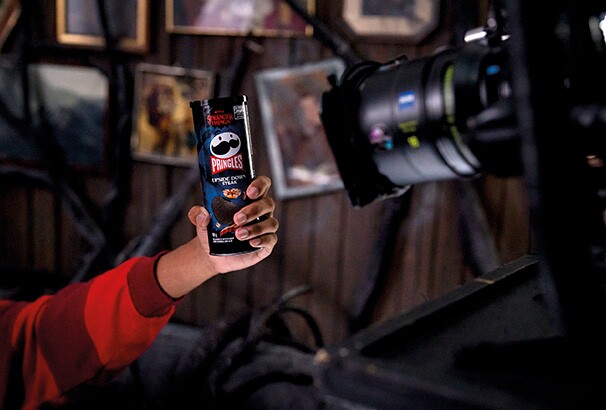 Monks assina a campanha que une Pringles e Stranger Things em uma experiência que mistura ficção, humor e cultura pop