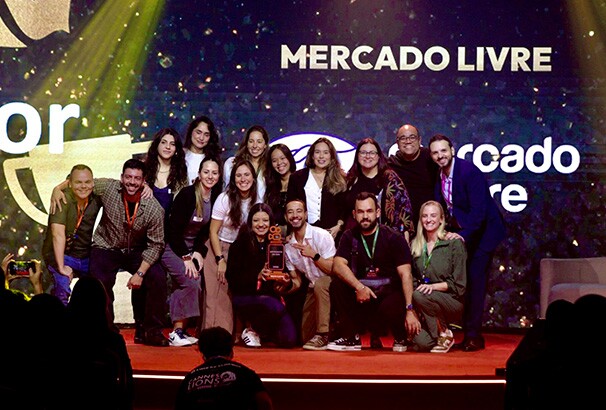 Eleito Anunciante do Ano no Kwai Ad Awards 2025, Mercado Livre celebrou no palco, junto às equipes da Zetabe e da UM, um ano marcado por crescimento consistente, acompanhado pela parceria estratégica com o Kwai