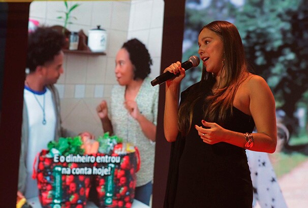 Como host do Kwai Summit 2025, Thati Lopes integrou um encontro que promoveu conversas sobre tendências, criatividade e o impacto da plataforma no mercado publicitário