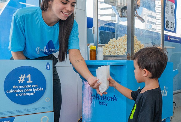 Pague Menos estabeleceu conexão emocional com o público infantil e suas famílias, em ação de Johnson’s Baby