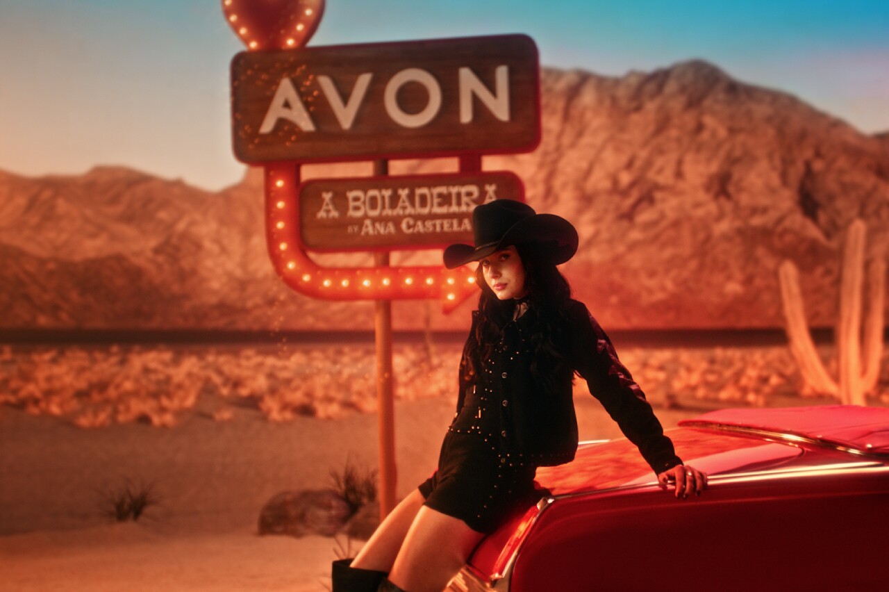 Avon lança campanha da primeira linha de maquiagem assinada por Ana Castela