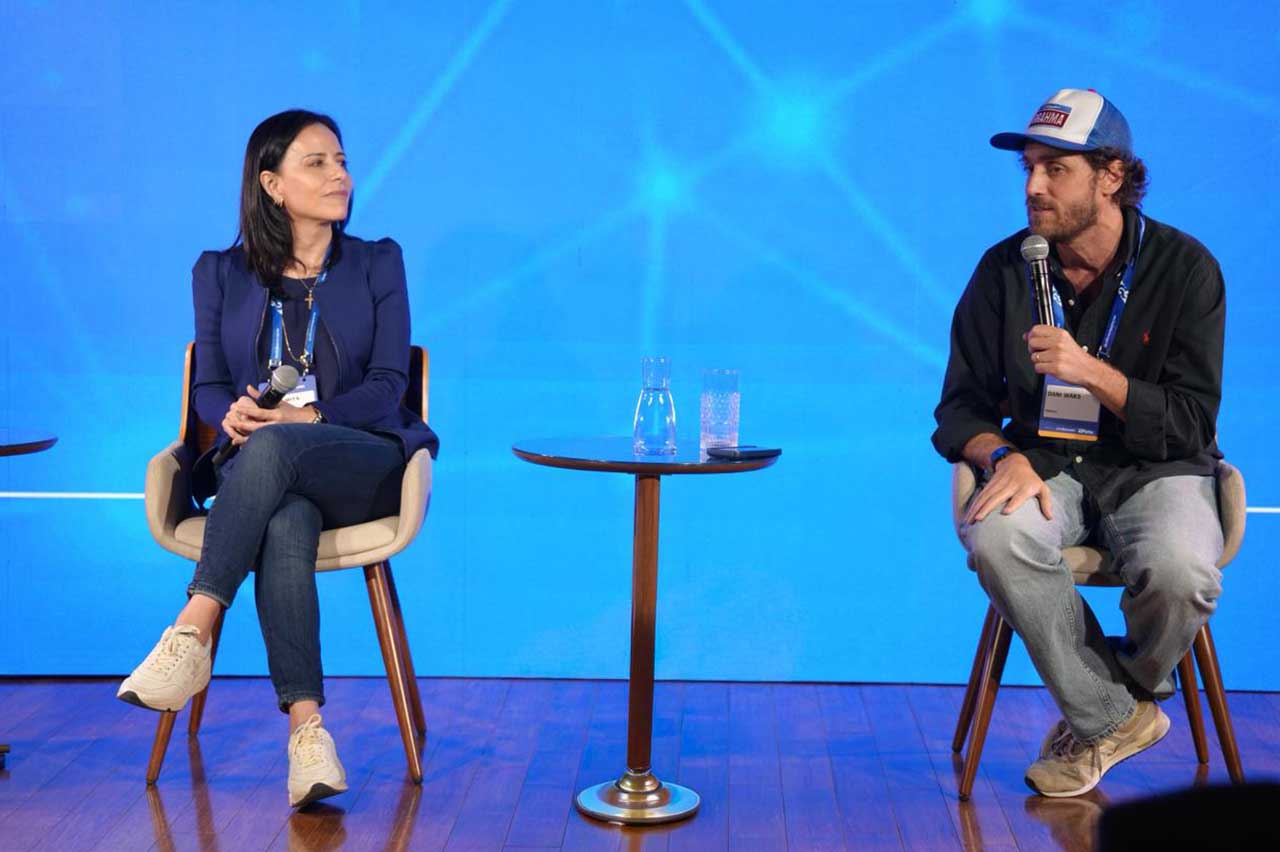 Daniel Wakswaser, da Ambev, e Carla Mita, da Visa, falam sobre Copa do Mundo no Blue Connections (Crédito: Eduardo Lopes / Máquina da Foto)