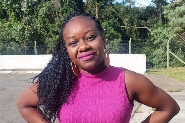 Luana Castro, analista de pessoas & cultura, co-líder do comitê de DE&I e representante do grupo de afinidade racial na AlmapBBDO (Crédito: Divulgação)