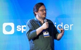 Rodrigo Capelo, do Sport Insider, fala sobre a desigualdade no futebol durante o Blue Connections (Crédito: Eduardo Lopes / Maquina da Foto)