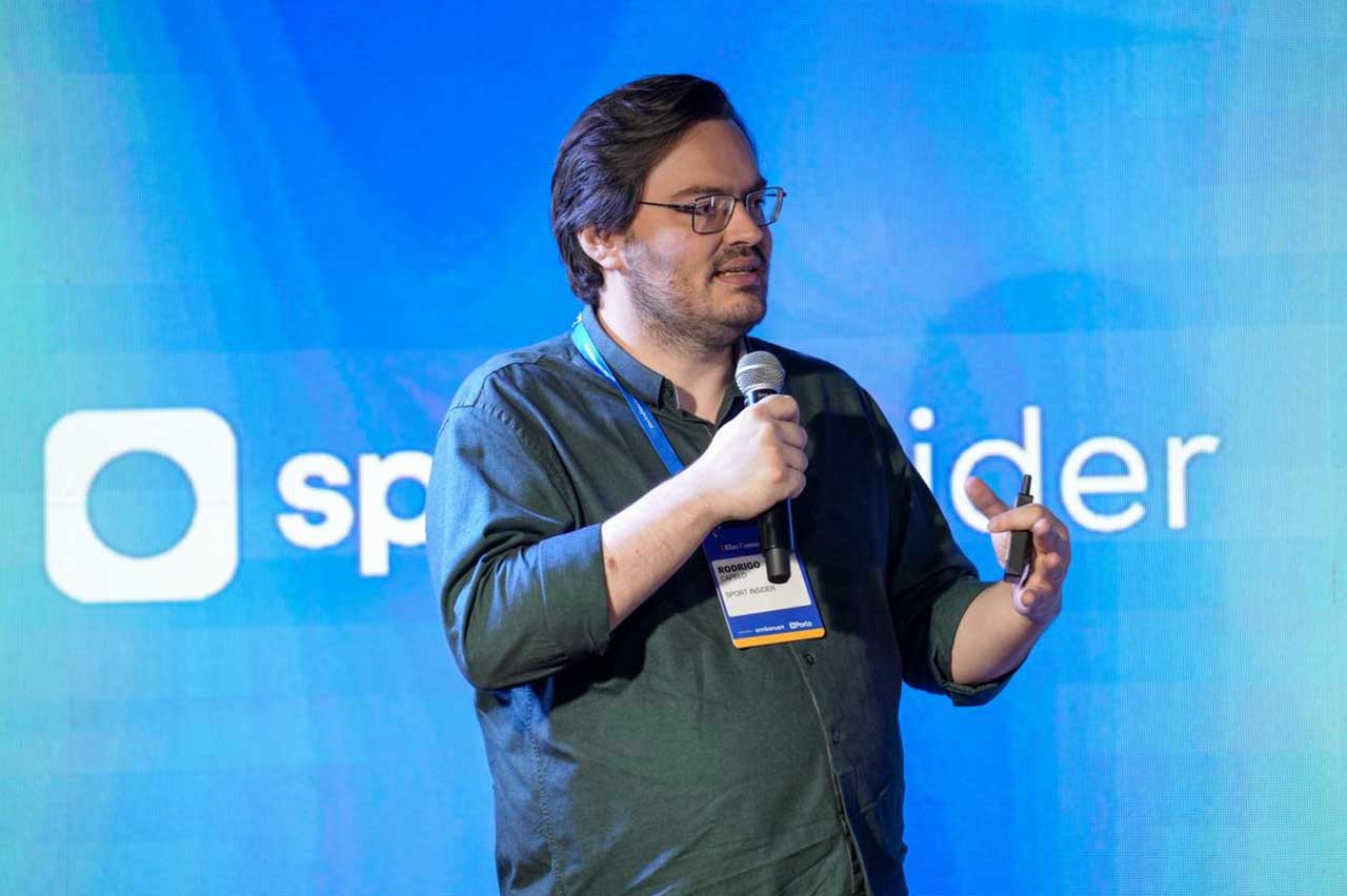 Rodrigo Capelo, do Sport Insider, fala sobre a desigualdade no futebol durante o Blue Connections (Crédito: Eduardo Lopes / Maquina da Foto)