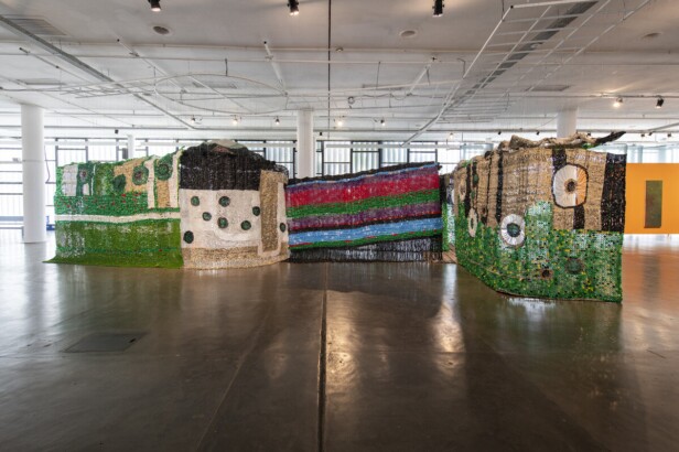 Registro da obra de Moffat Takadiwa na 36ª Bienal de São Paulo (Levi Fanan/Fundação Bienal de São Paulo)