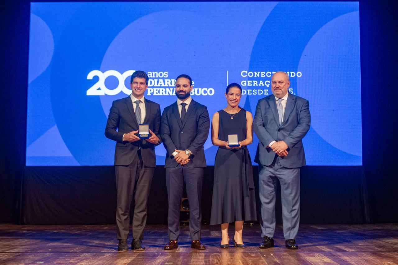 Na cerimônia dos 200 anos do Diario de Pernambuco, o prefeito de Recife, João Campos. o superintendente do Diario, Diogo Vital, a governadora Raquel Lyra e o president do Diario, Carlos Vital (Crédito: Divulgação)