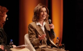 Garota-propaganda do Itaú, Fernanda Torres participa de evento organizado pela Weber Shandwick, agência de PR do banco