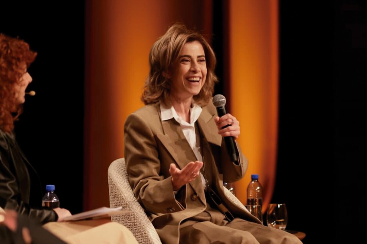 Garota-propaganda do Itaú, Fernanda Torres participa de evento organizado pela Weber Shandwick, agência de PR do banco